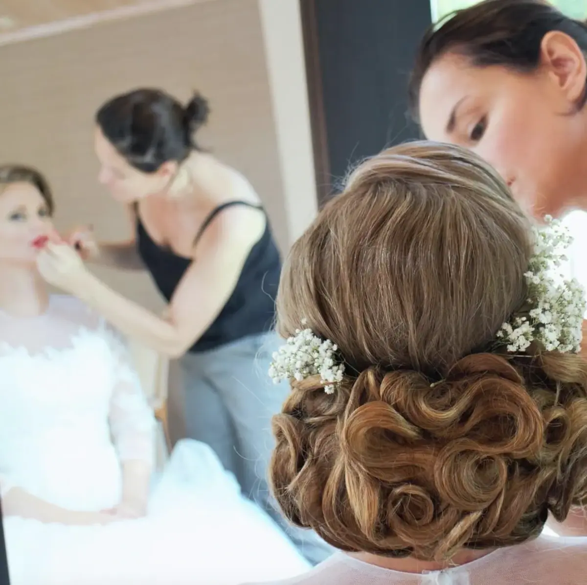 Beba Jonsson skapar en bruduppsättning på Bebas Hair & Beauty i Stockholm