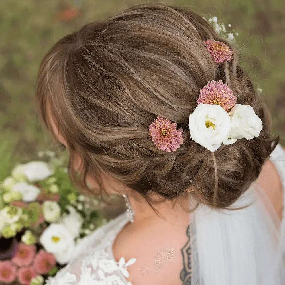 Bohemisk bruduppsättning med flätor – romantisk och naturlig look