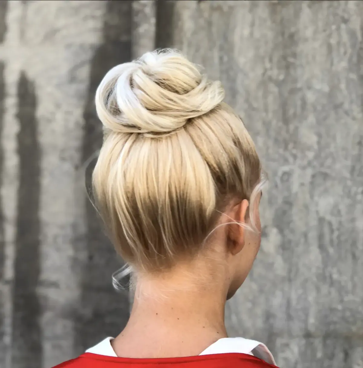 Elegant håruppsättning med låg knut hos Bebas Hair & Beauty i Stockholm
