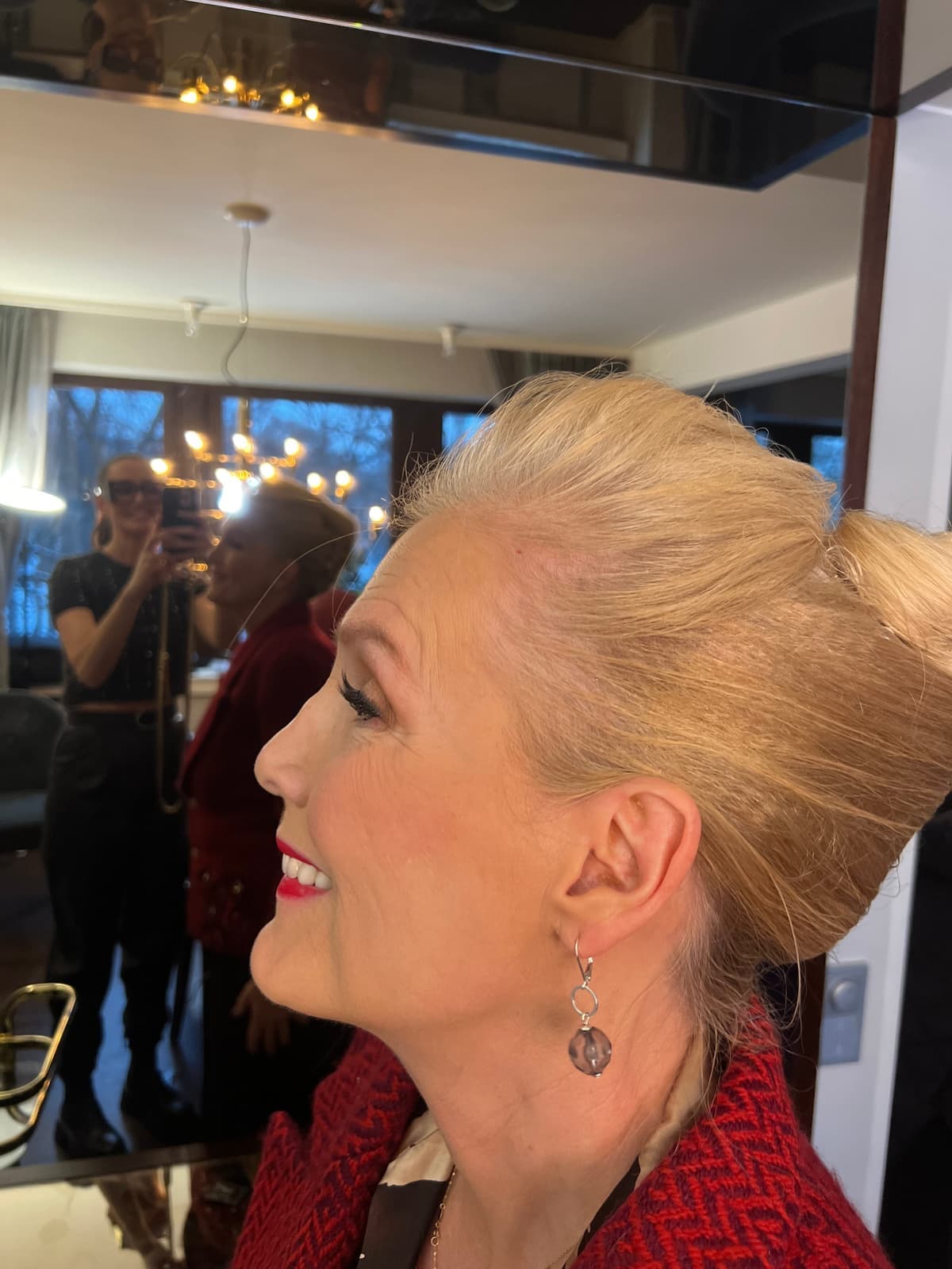 Gunilla Persson under styling på Bebas Hair & Beauty