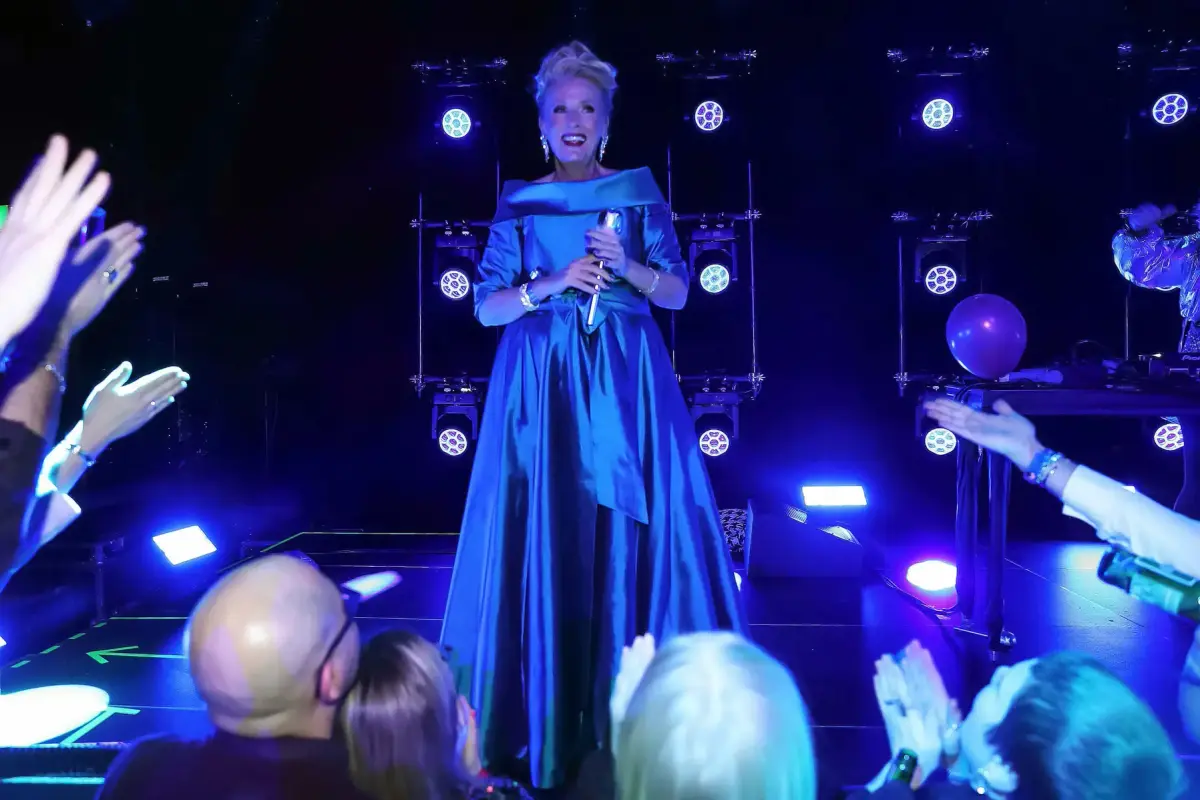 Gunilla Persson på scen under Melodifestivalen, styling av Beba Jonsson