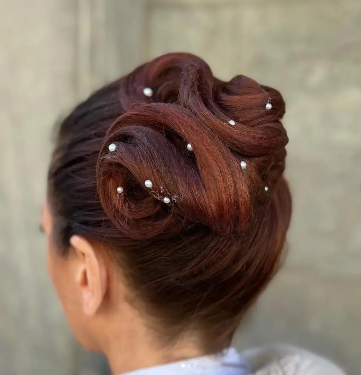 Håruppsättning med hårsmycke hos Bebas Hair & Beauty