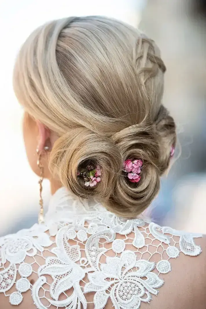 Bruduppsättning med blommor